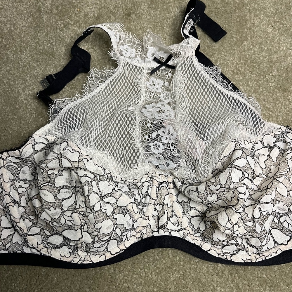 36DD Victorias Secret Lace Floral Bra - Black & White